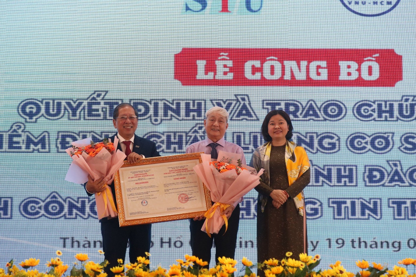 Lãnh đạo Trường Đại học Công nghệ Sài Gòn đón nhận Giấy chứng nhận đạt chuẩn kiểm định chất lượng cơ sở giáo dục chu kỳ 2
