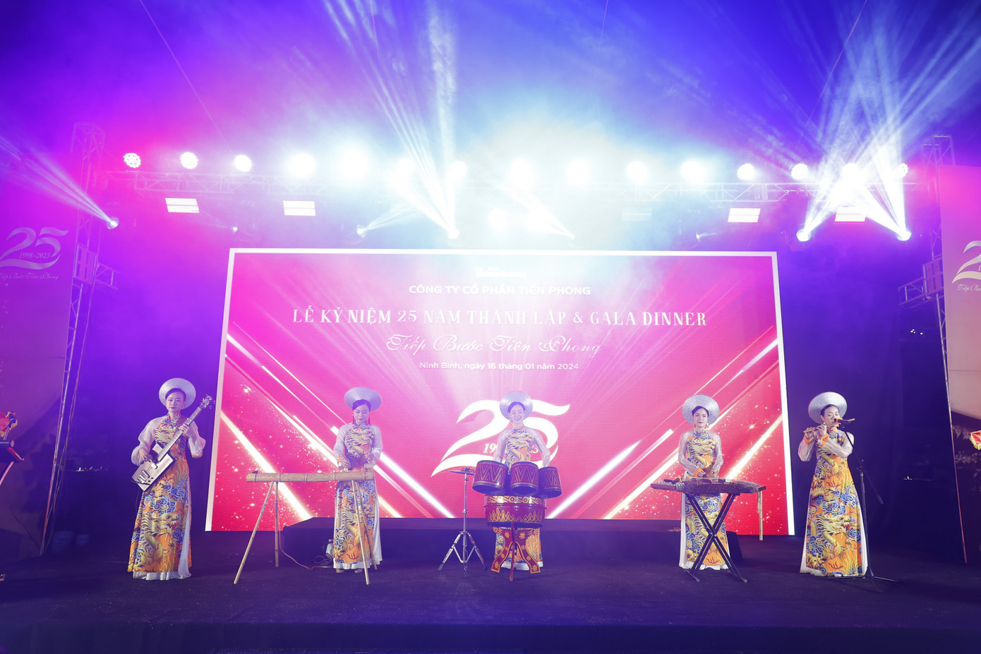 Sắc màu đêm Gala dinner Kỷ niệm 25 năm thành lập Công ty CP Tiền Phong Sắc màu đêm Gala dinner Kỷ niệm 25 năm thành lập Công ty CP Tiền Phong