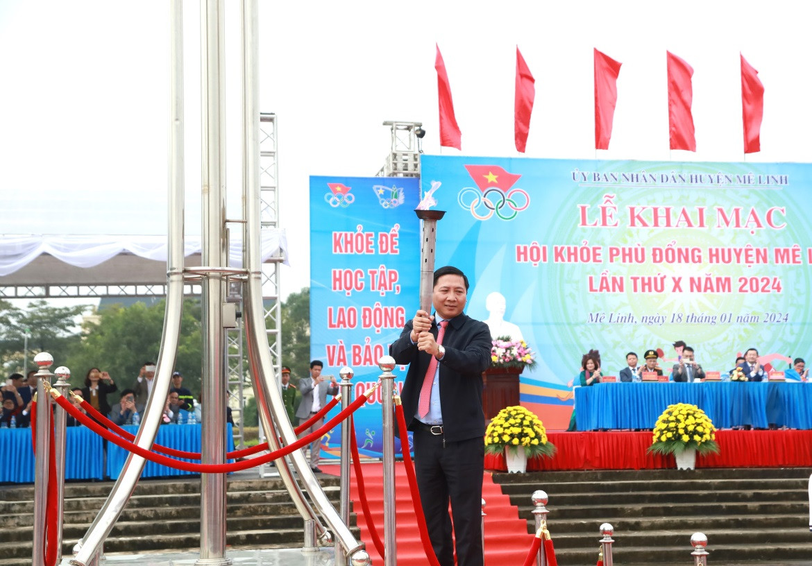 Đ/c Nguyễn Thanh Liêm - Bí thư Huyện ủy thắp đuốc tại Hội khỏe Phù Đổng huyện Mê Linh lần thứ X