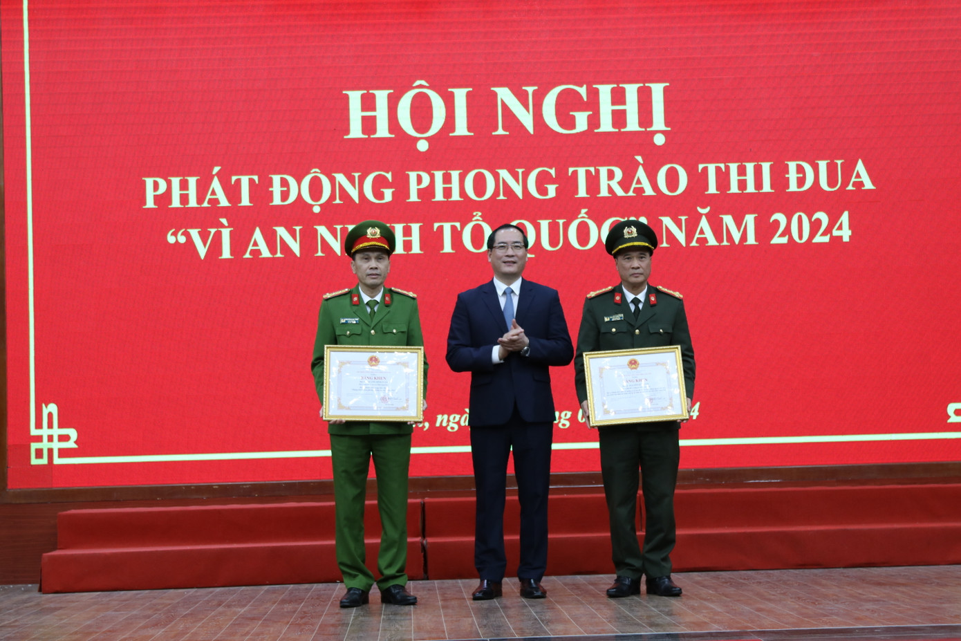 Hai Phó giám đốc Công an tỉnh Lạng Sơn Nguyễn Minh Tuấn và Nguyễn Xuân Thu được Bằng khen của UBND tỉnh Lạng Sơn .Ảnh: Duy Chiến