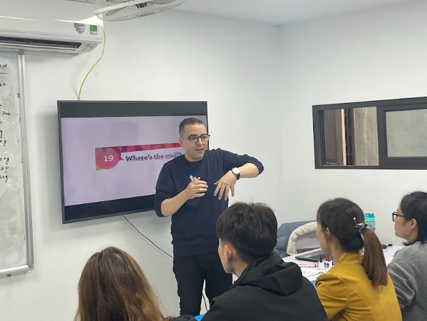Một giờ học ngoại ngữ của học viên ICOLanguage với giáo viên nước ngoài Một giờ học ngoại ngữ của học viên ICOLanguage với giáo viên nước ngoài