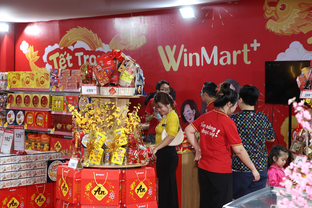Người tiêu dùng hào hứng mua sắm các giỏ quà Tết WinMart_WinMart+ Người tiêu dùng hào hứng mua sắm các giỏ quà Tết WinMart_WinMart+