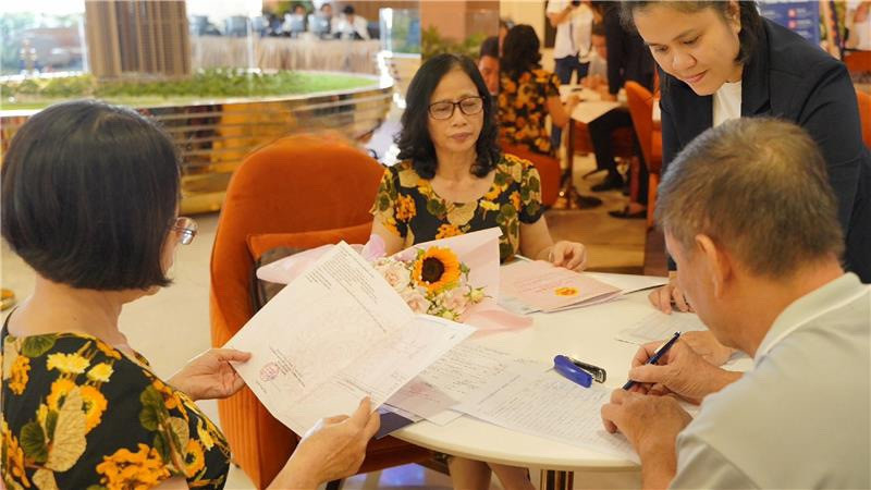 Khách hàng nhận GCN quyền sử dụng đất thuộc khu đô thị Gem Sky World. Khách hàng nhận GCN quyền sử dụng đất thuộc khu đô thị Gem Sky World.