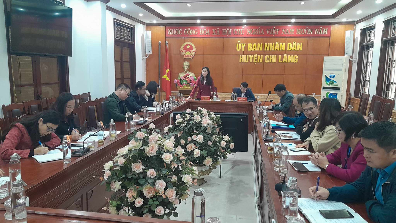 Bí thư Huyện ủy Chi Lăng Trần Thanh Nhàn (đứng) chủ trì cuộc họp xây dựng điểm du lịch Văn hóa tại Trạm nghỉ chân Hoa Hồi. Ảnh: Duy Chiến Bí thư Huyện ủy Chi Lăng Trần Thanh Nhàn (đứng) chủ trì cuộc họp xây dựng điểm du lịch Văn hóa tại Trạm nghỉ chân Hoa Hồi. Ảnh: Duy Chiến