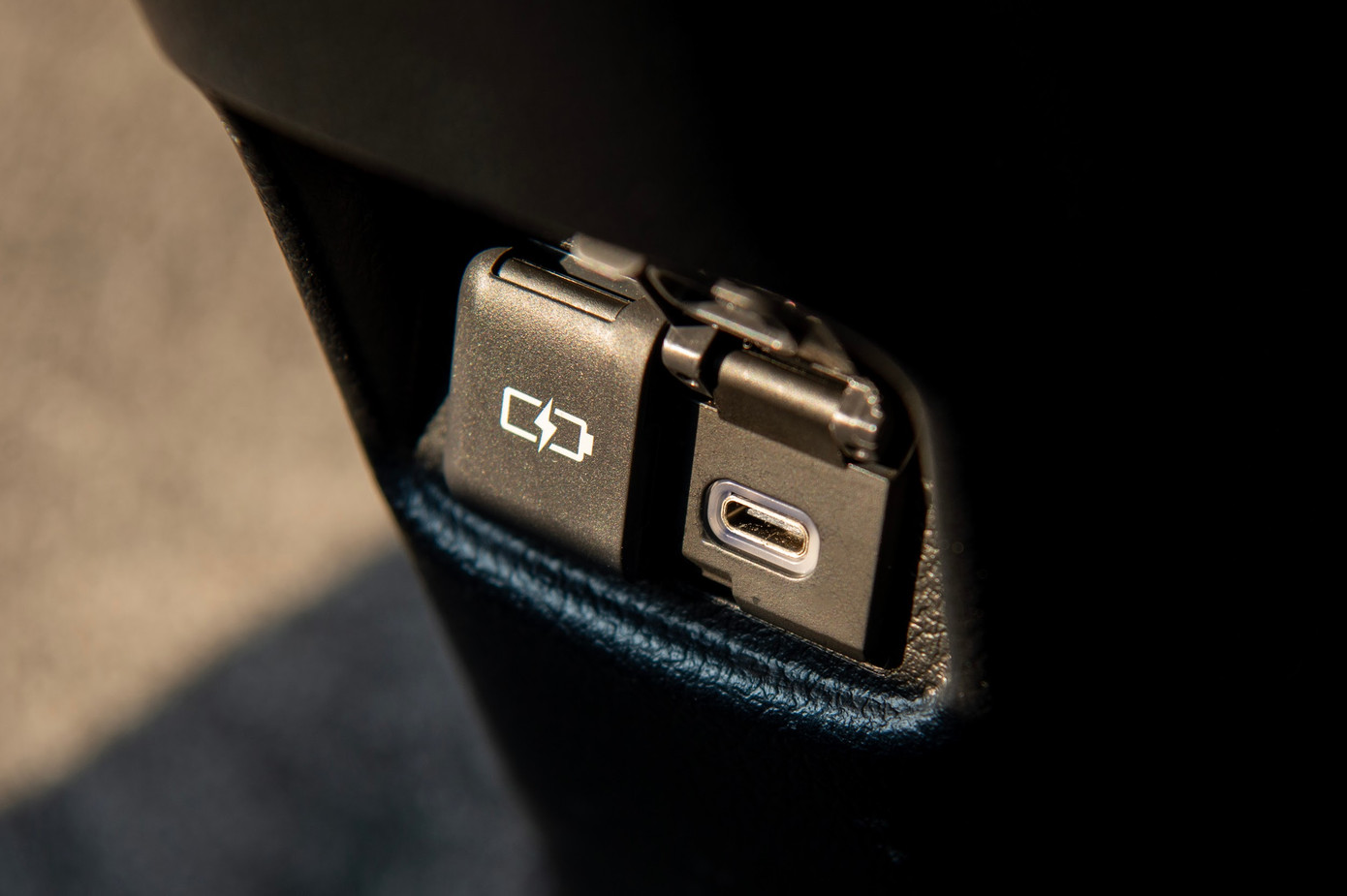 Cổng sạc type C ở hàng ghế sau phù hợp với mọi thiết bị di động.