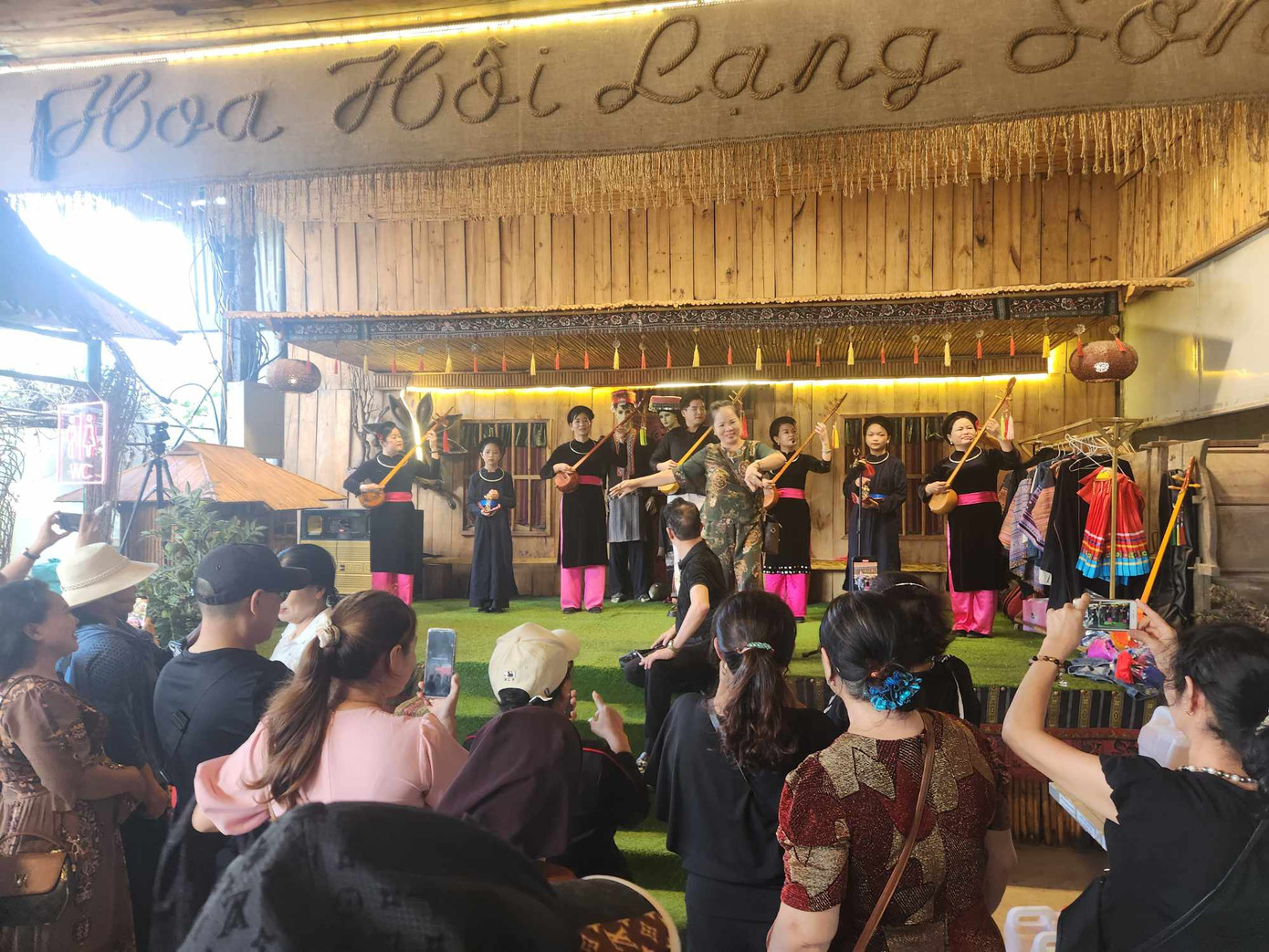 Du khách lại được giao lưu, thưởng thức các tiết mục văn nghệ đậm đà bản sắc dân tộc. Ảnh: Duy Chiến Du khách lại được giao lưu, thưởng thức các tiết mục văn nghệ đậm đà bản sắc dân tộc. Ảnh: Duy Chiến