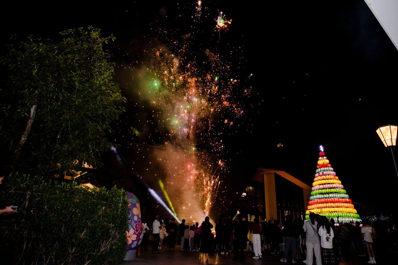 Tiết mục bắn pháo hoa đón năm mới 2024 đã thu hút sự quan tâm mạnh mẽ của các du khách.