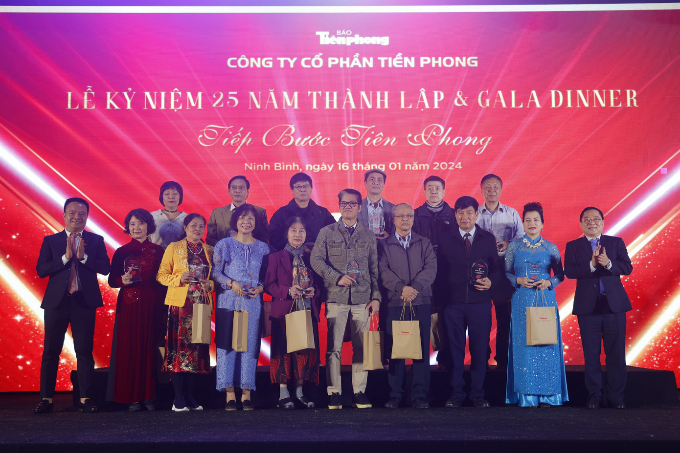 Nhà báo Lê Xuân Sơn, Tổng Biên tập báo Tiền Phong, Chủ tịch HĐQT công ty và ông Bùi Văn Phượng, Tổng Giám đốc công ty trao kỷ niệm chương tri ân các cổ đông sáng lập và nguyên lãnh đạo công ty qua các thời kỳ. Nhà báo Lê Xuân Sơn, Tổng Biên tập báo Tiền Phong, Chủ tịch HĐQT công ty và ông Bùi Văn Phượng, Tổng Giám đốc công ty trao kỷ niệm chương tri ân các cổ đông sáng lập và nguyên lãnh đạo công ty qua các thời kỳ.