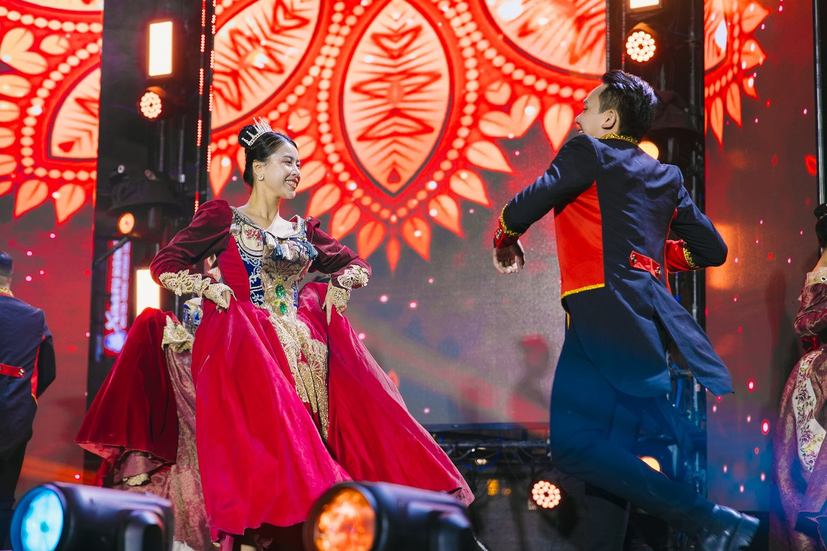 Điểm nổi bật của The Greatest Show tại Grand World Hà Nội còn phải kể đến những màn biểu diễn mang đậm dấu ấn nhạc kịch từ vũ đoàn Grand World như múa đương đại “Never Enough”, nhảy “Broadway Come Alive”, ca khúc chủ đề “The Greatest Show” huyền thoại “nức lòng” khán giả.