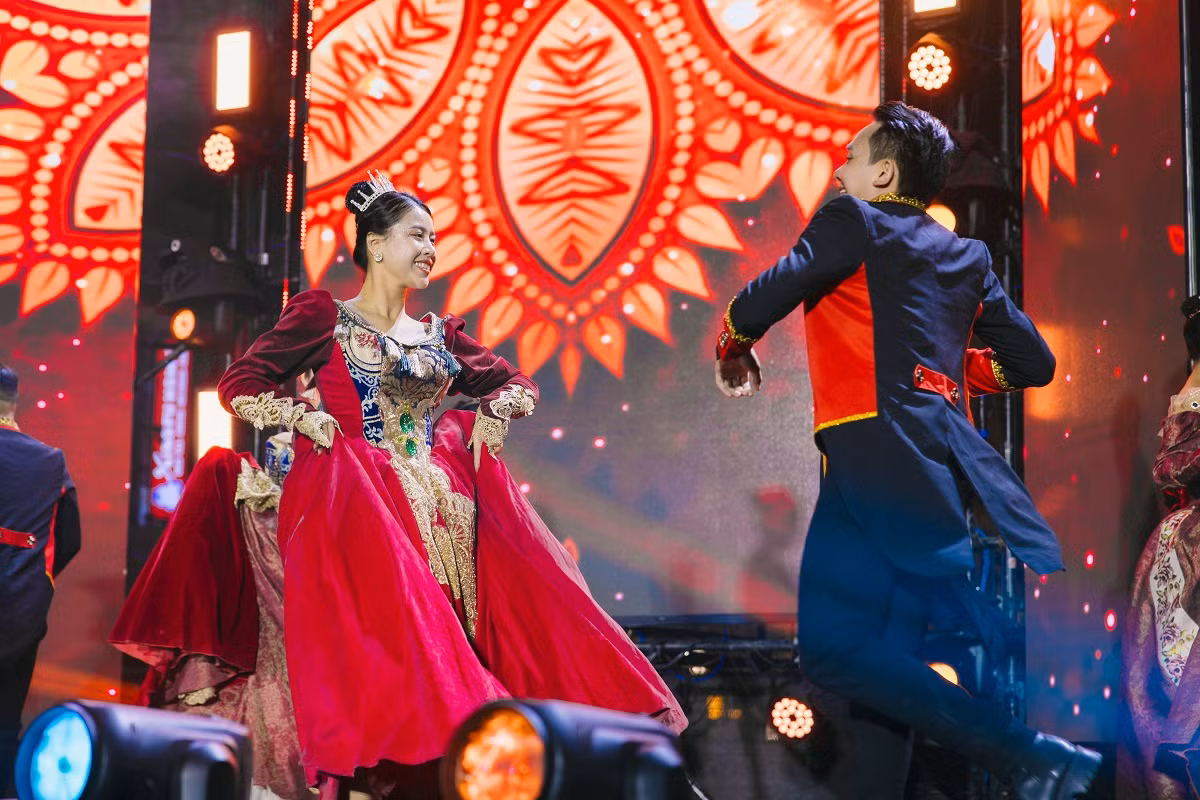 Điểm nổi bật của The Greatest Show tại Grand World Hà Nội còn phải kể đến những màn biểu diễn mang đậm dấu ấn nhạc kịch từ vũ đoàn Grand World như múa đương đại “Never Enough”, nhảy “Broadway Come Alive”, ca khúc chủ đề “The Greatest Show” huyền thoại “nức lòng” khán giả.
