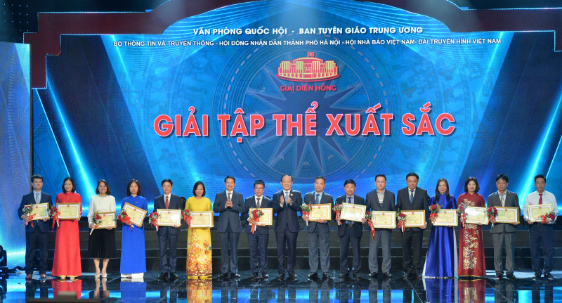 Phó Chủ nhiệm Văn phòng Quốc hội, Trợ lý Chủ tịch Quốc hội Phạm Thái Hà – Phó Trưởng ban thường trực Ban Tổ chức Giải Diên Hồng lần thứ Hai và Chủ tịch HĐND thành phố Hà Nội Nguyễn Ngọc Tuấn trao giải Tập thể xuất sắc