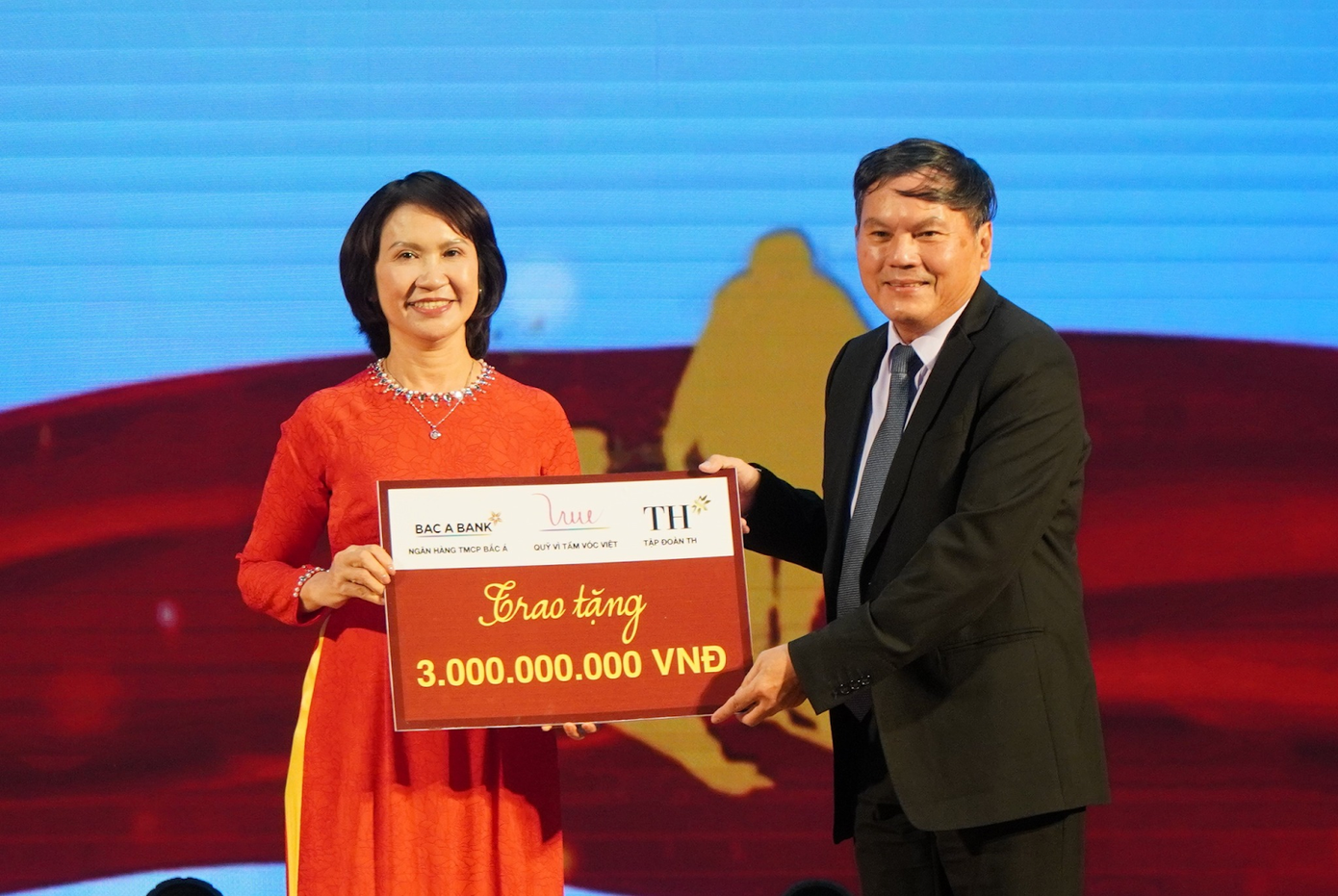 Ông Nguyễn Công Vĩnh, đại diện VSF, Tập đoàn TH và BAC A BANK trao tặng tài trợ tới UBND tỉnh Đắk Nông