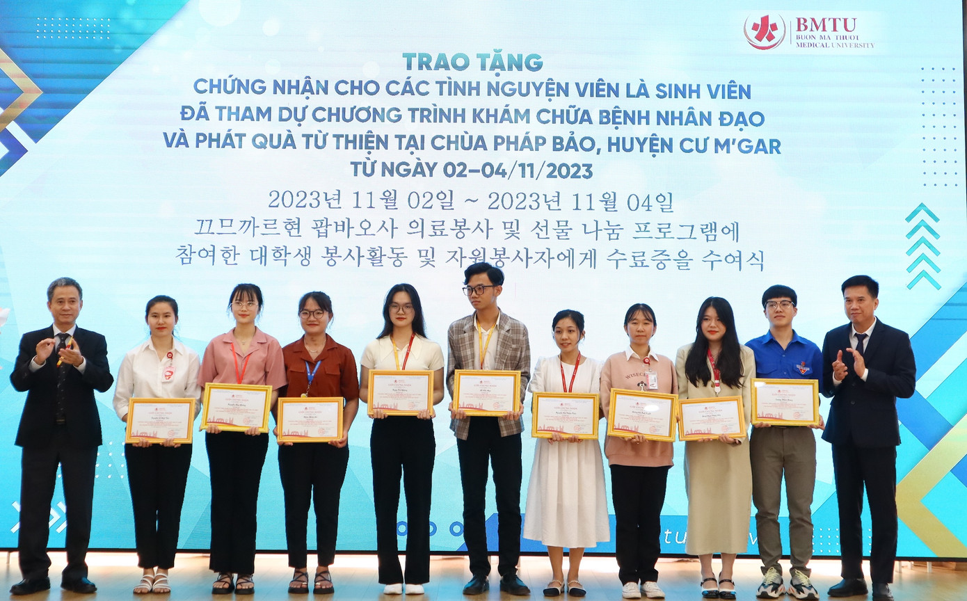 Các tình nguyện viên nhận giấy chứng nhận