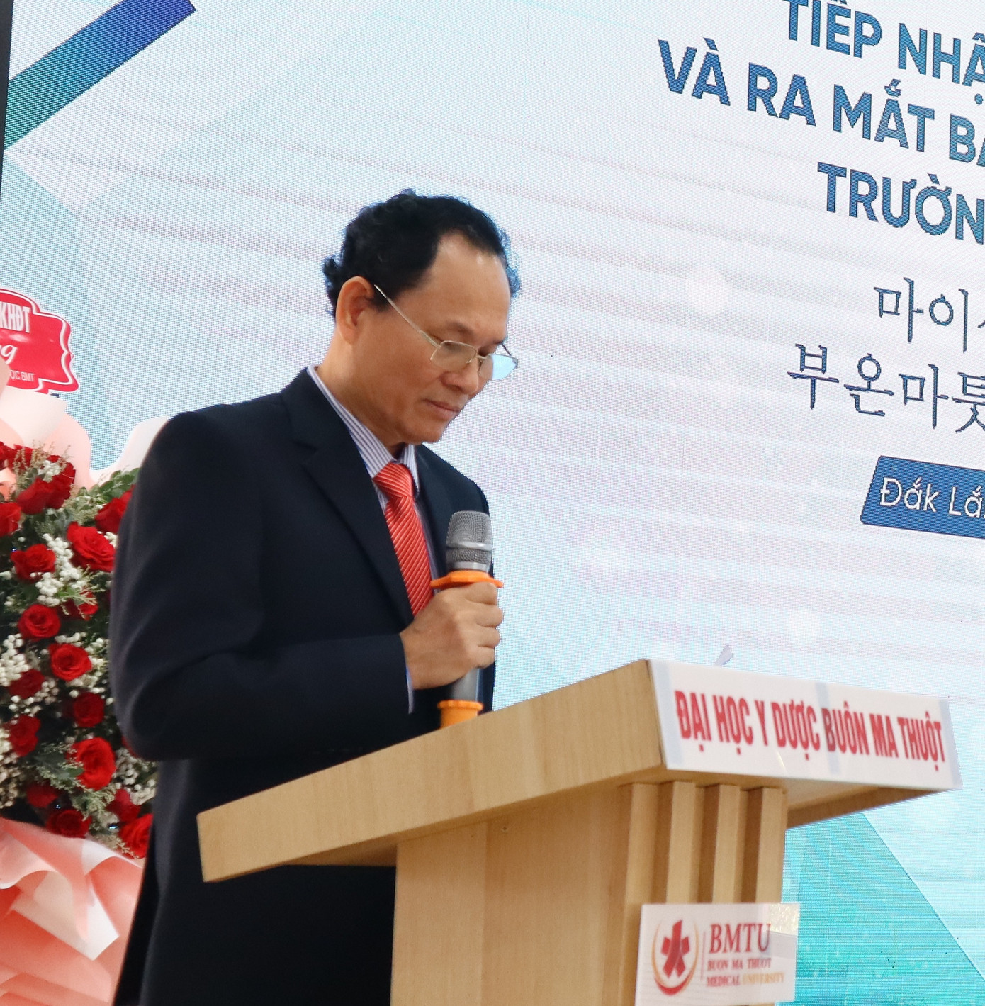 GS.TS. Cao Tiến Đức, Hiệu trưởng trường ĐH Y Dược Buôn Ma Thuột chia sẻ tại buổi lễ
