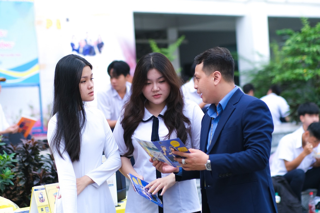 Học sinh nghe tư vấn hướng nghiệp từ GDU Học sinh nghe tư vấn hướng nghiệp từ GDU