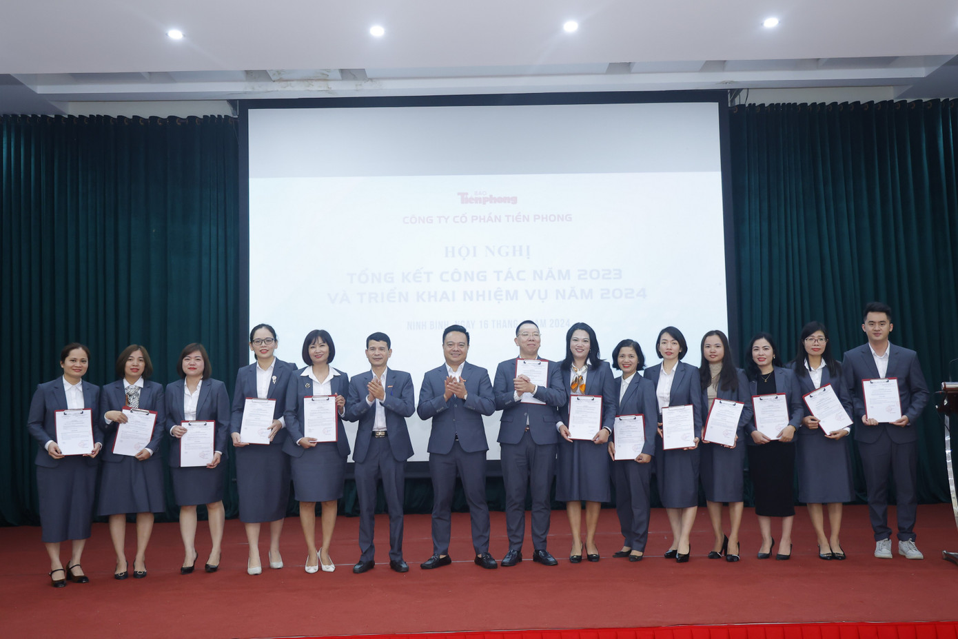 Ông Bùi Văn Phượng, Tổng Giám đốc công ty trao quyết định giao chỉ tiêu năm 2024 cho các phòng, ban trực thuộc khối kinh doanh Ông Bùi Văn Phượng, Tổng Giám đốc công ty trao quyết định giao chỉ tiêu năm 2024 cho các phòng, ban trực thuộc khối kinh doanh