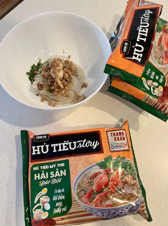 Hủ tiếu ăn liền Hủ Tiếu Story – Hủ tiếu Mỹ Tho Thanh Xuân có sẵn thịt bằm, mực và trứng cút với nước dùng gia truyền đặc trưng được cô đọng trong gói Hủ Tiếu Story