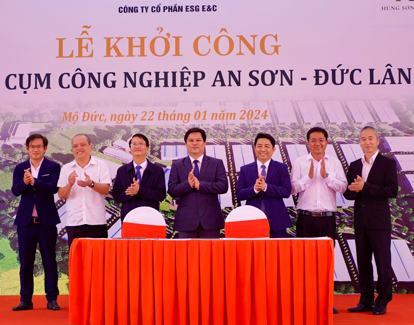 Lãnh đạo tỉnh Quảng Ngãi và Mộ Đức chứng kiến Lễ ký kết hợp tác đầu tư.