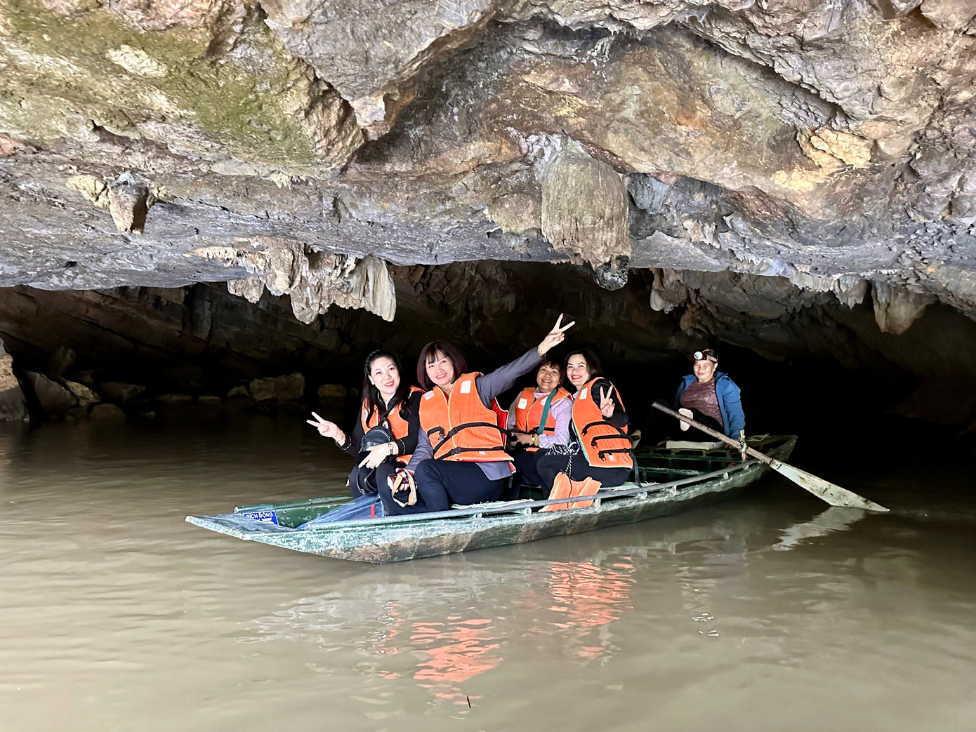 Cán bộ nhân viên Công ty khám phá khu du lịch Thung Nham Cán bộ nhân viên Công ty khám phá khu du lịch Thung Nham