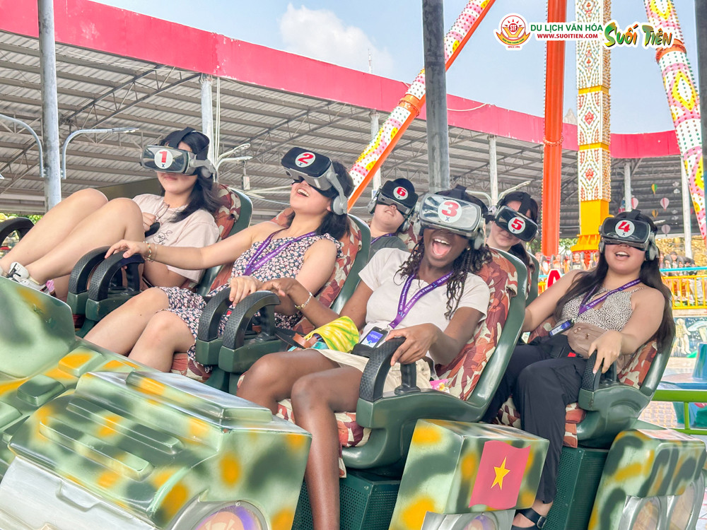 Du khách nước ngoài thích thú trải nghiệm công nghệ chiếu phim hiện đại