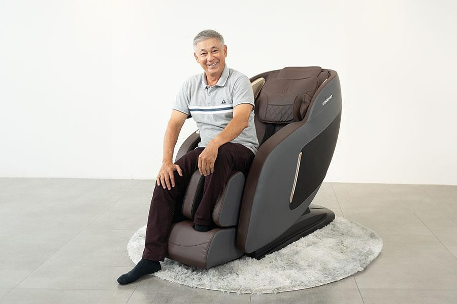 Đại sứ thương hiệu - diễn viên Tùng Yuki trải nghiệm ghế massage G91 từ KingSport (Ảnh: KingSport)