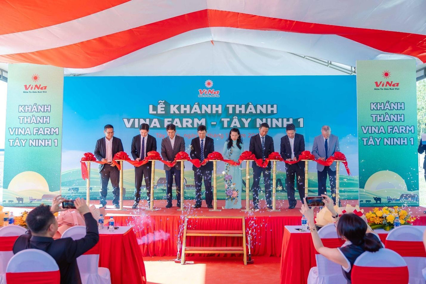 Ban lãnh đạo Tập đoàn Vinafeed cắt băng khánh thành trang trại chăn nuôi heo công nghệ cao Vina Farm – Tây Ninh 1