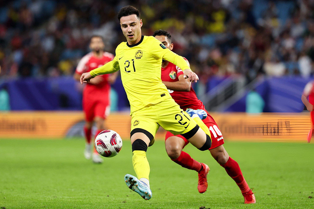 Hàng thủ Malaysia (áo vàng) để lộ ra nhiều khoảng trống. (Ảnh: Zhizhao Wu/Getty)