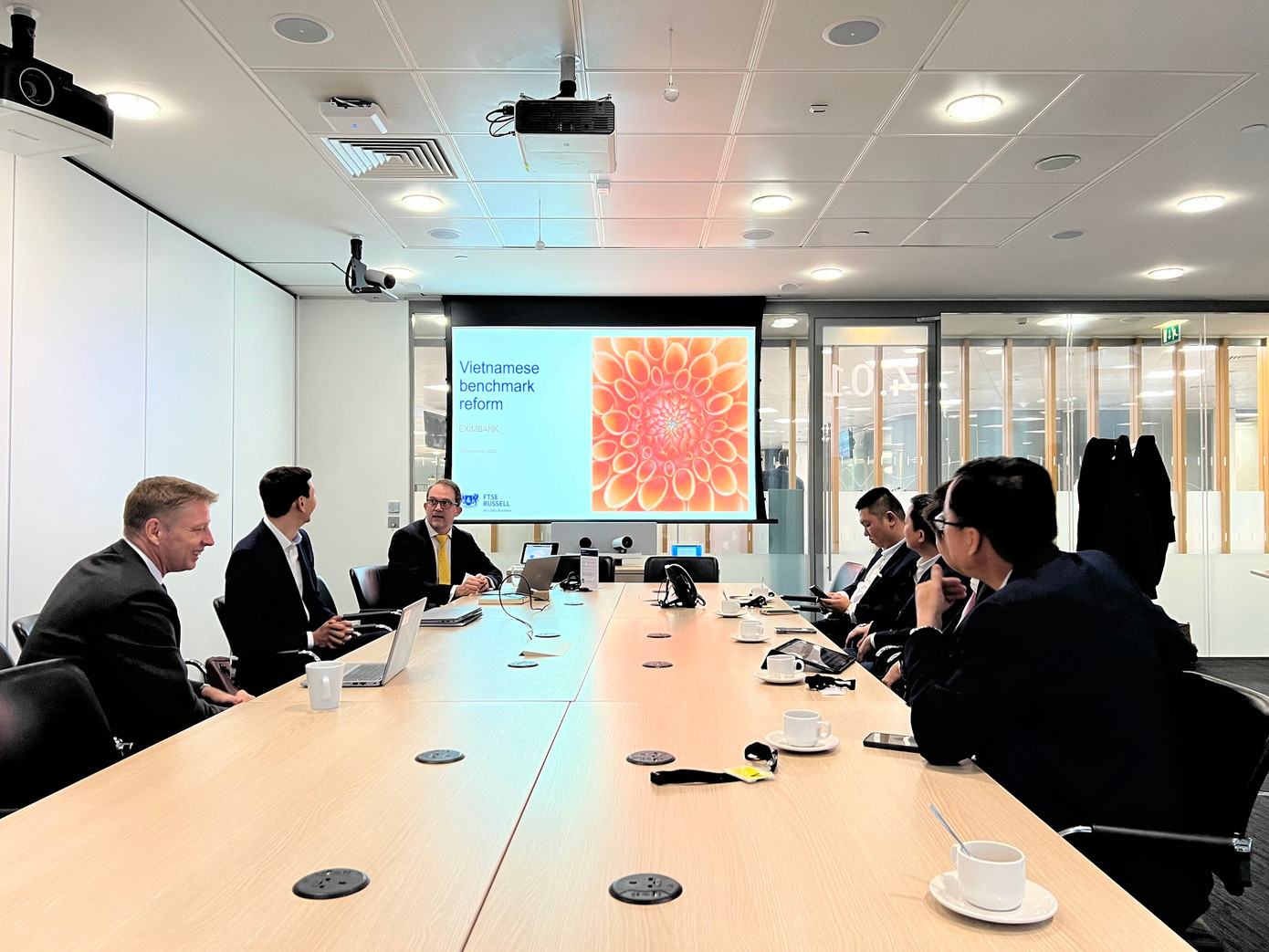 Các cán bộ cấp cao của LSEG đang chia sẻ thông tin với Đoàn công tác của Eximbank