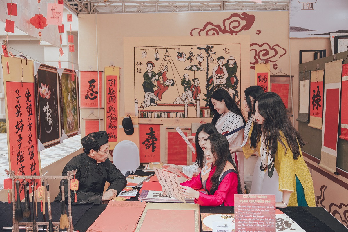 Tặng chữ đầu năm, gieo qủe lành năm mới, tặng chữ, bói bài… sẽ kéo dài suốt 15 ngày lễ hội
