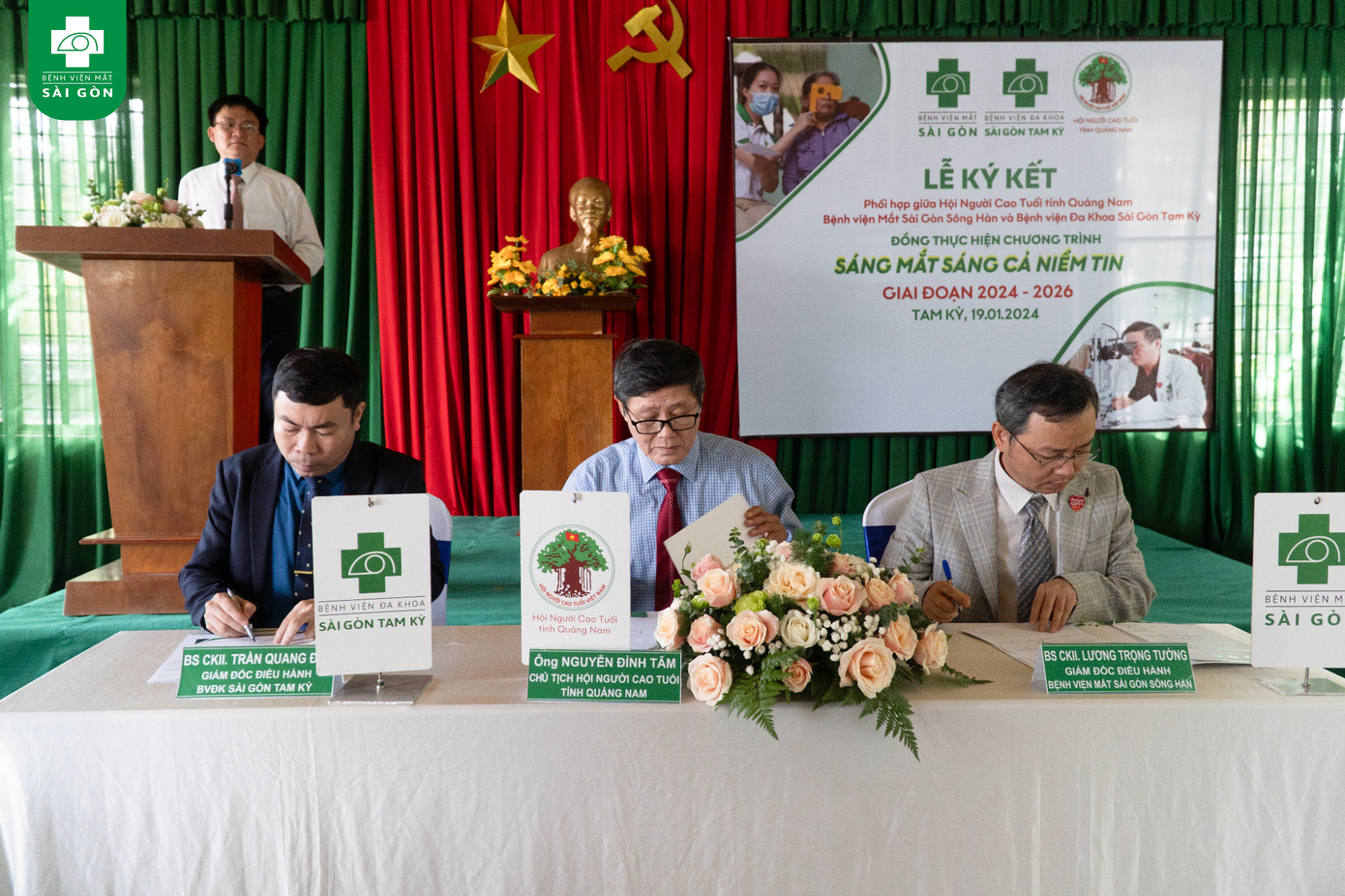Ông Lương Trọng Tường, Giám đốc điều hành Bệnh viện Mắt Sài Gòn Sông Hàn, ông Trần Quang Đạt, Giám đốc điều hành Bệnh viện Đa Khoa Sài Gòn Tam Kỳ và ông Nguyễn Đình Tâm- Trưởng Ban Đại Diện Hội Người Cao Tuổi Tỉnh Quảng Nam. Ông Lương Trọng Tường, Giám đốc điều hành Bệnh viện Mắt Sài Gòn Sông Hàn, ông Trần Quang Đạt, Giám đốc điều hành Bệnh viện Đa Khoa Sài Gòn Tam Kỳ và ông Nguyễn Đình Tâm- Trưởng Ban Đại Diện Hội Người Cao Tuổi Tỉnh Quảng Nam.