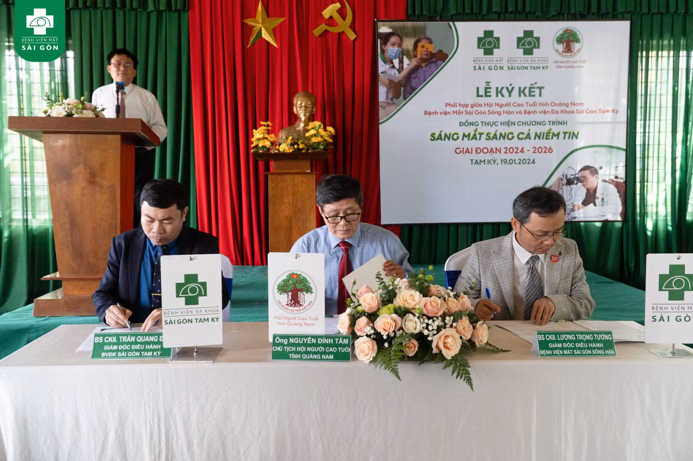 Ông Lương Trọng Tường, Giám đốc điều hành Bệnh viện Mắt Sài Gòn Sông Hàn, ông Trần Quang Đạt, Giám đốc điều hành Bệnh viện Đa Khoa Sài Gòn Tam Kỳ và ông Nguyễn Đình Tâm- Trưởng Ban Đại Diện Hội Người Cao Tuổi Tỉnh Quảng Nam.