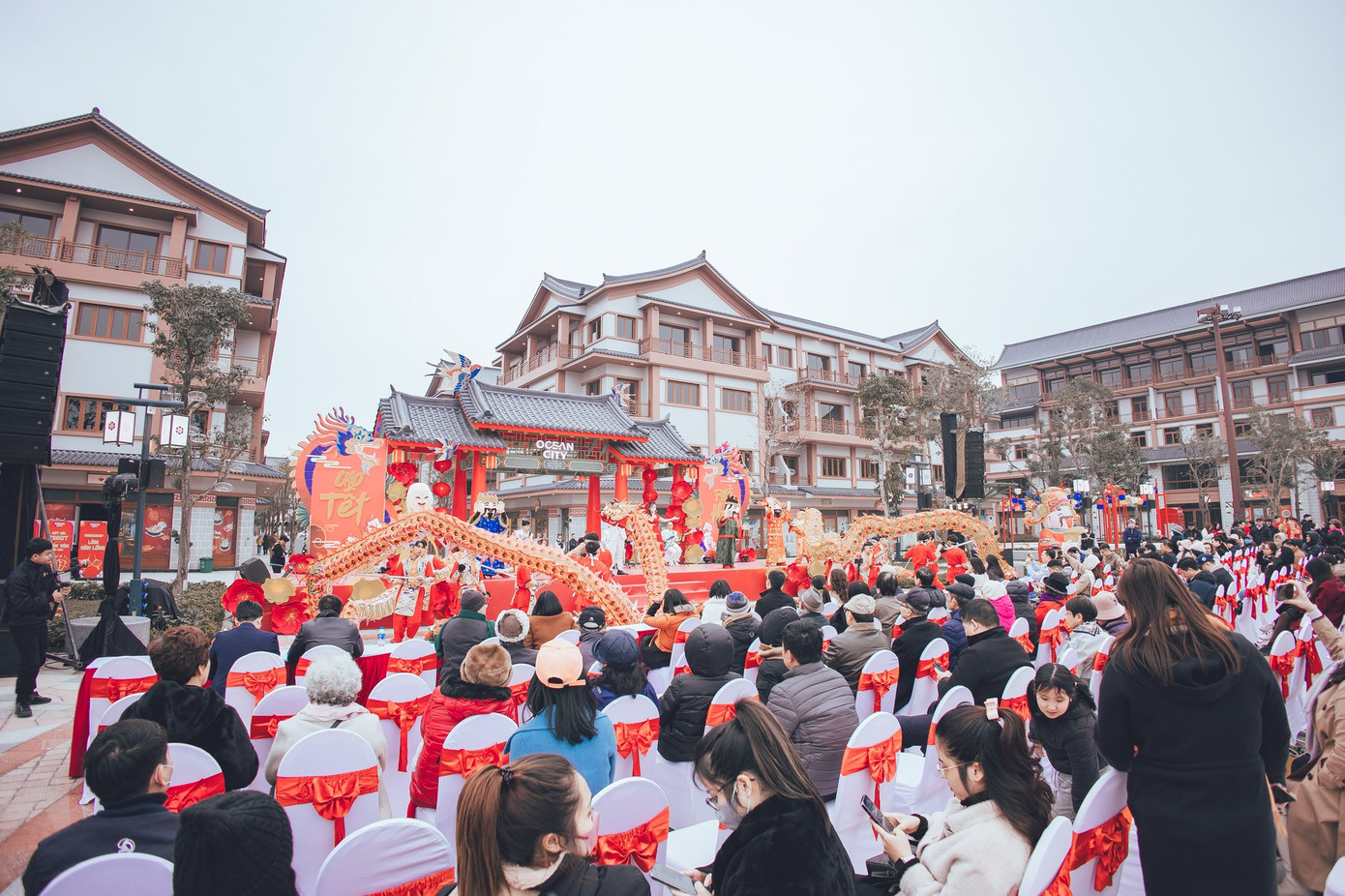 Đông đảo du khách “đổ xô” đến khai hội ngày 25/1 vừa qua