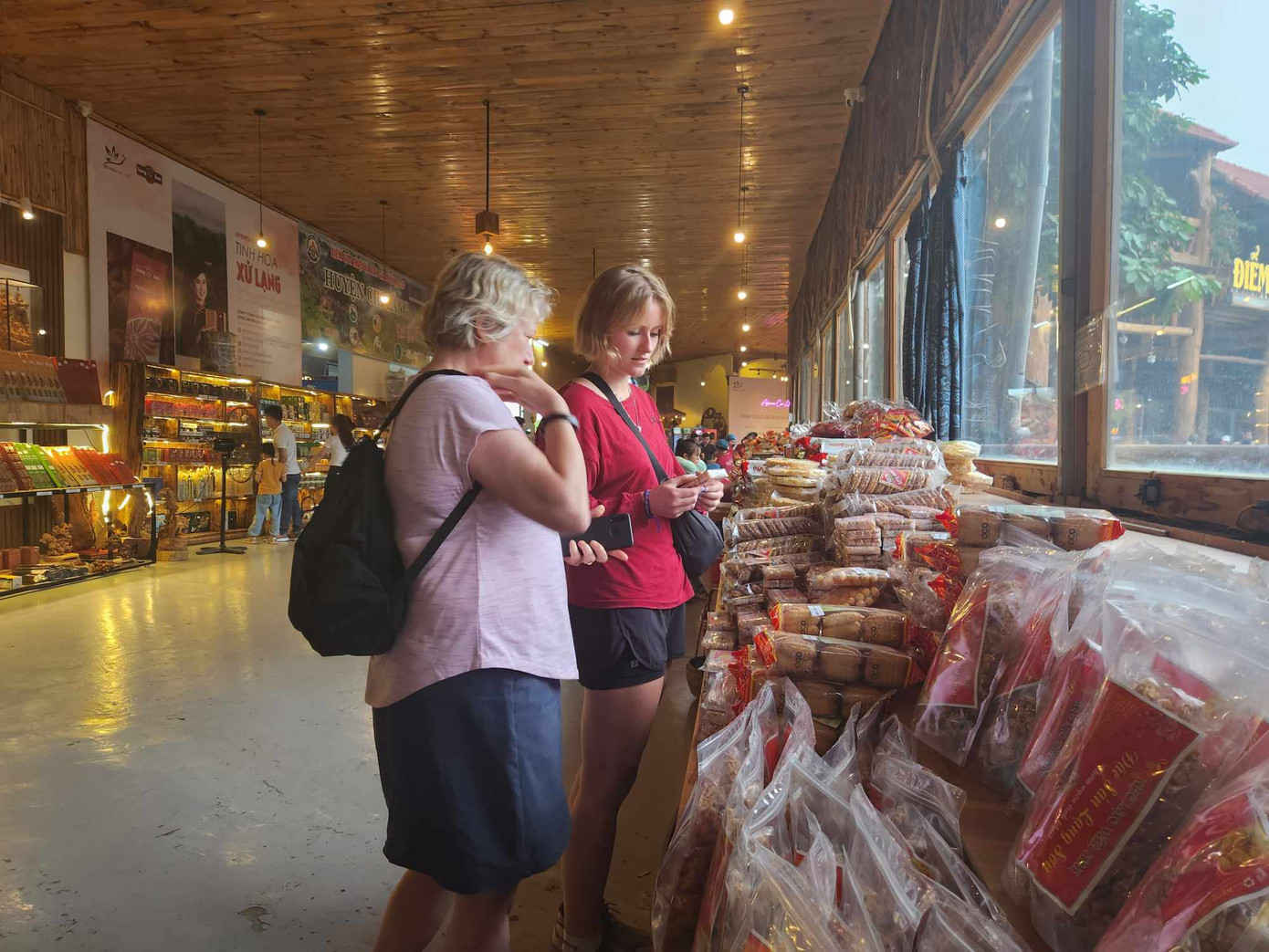 Rất đông du khách trong và ngoài nước đến Trạm nghỉ chân Hoa Hồi thăm quan, mua sắm. Ảnh: Duy Chiến Rất đông du khách trong và ngoài nước đến Trạm nghỉ chân Hoa Hồi thăm quan, mua sắm. Ảnh: Duy Chiến