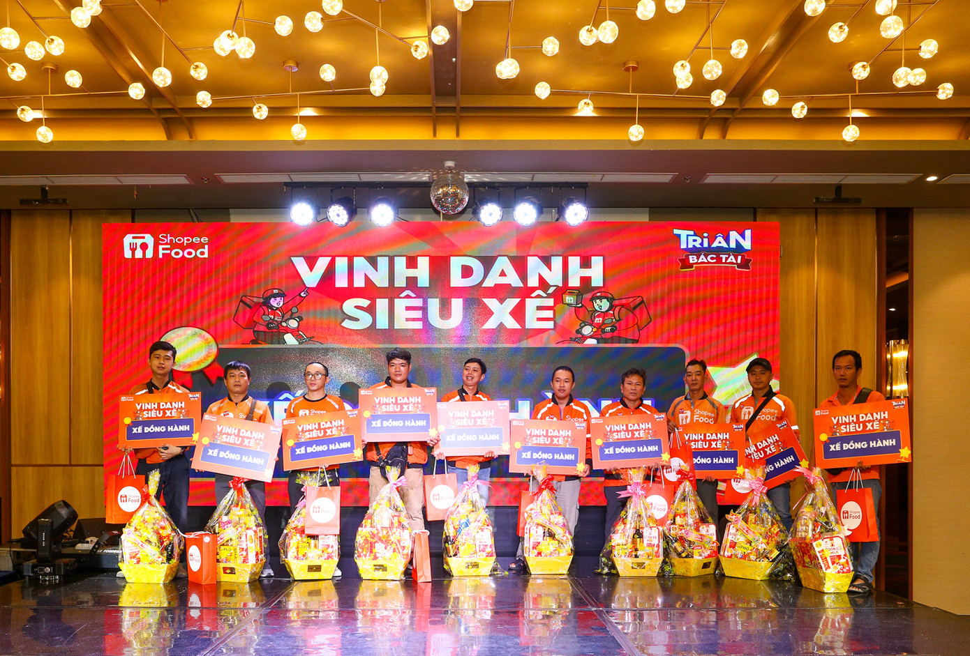 Hoạt động “Vinh danh Siêu xế” và “Trao giỏ quà Xuân” quy tụ hàng trăm Tài xế cùng rất nhiều thương hiệu, nhà hàng, quán ăn tên tuổi tham gia.