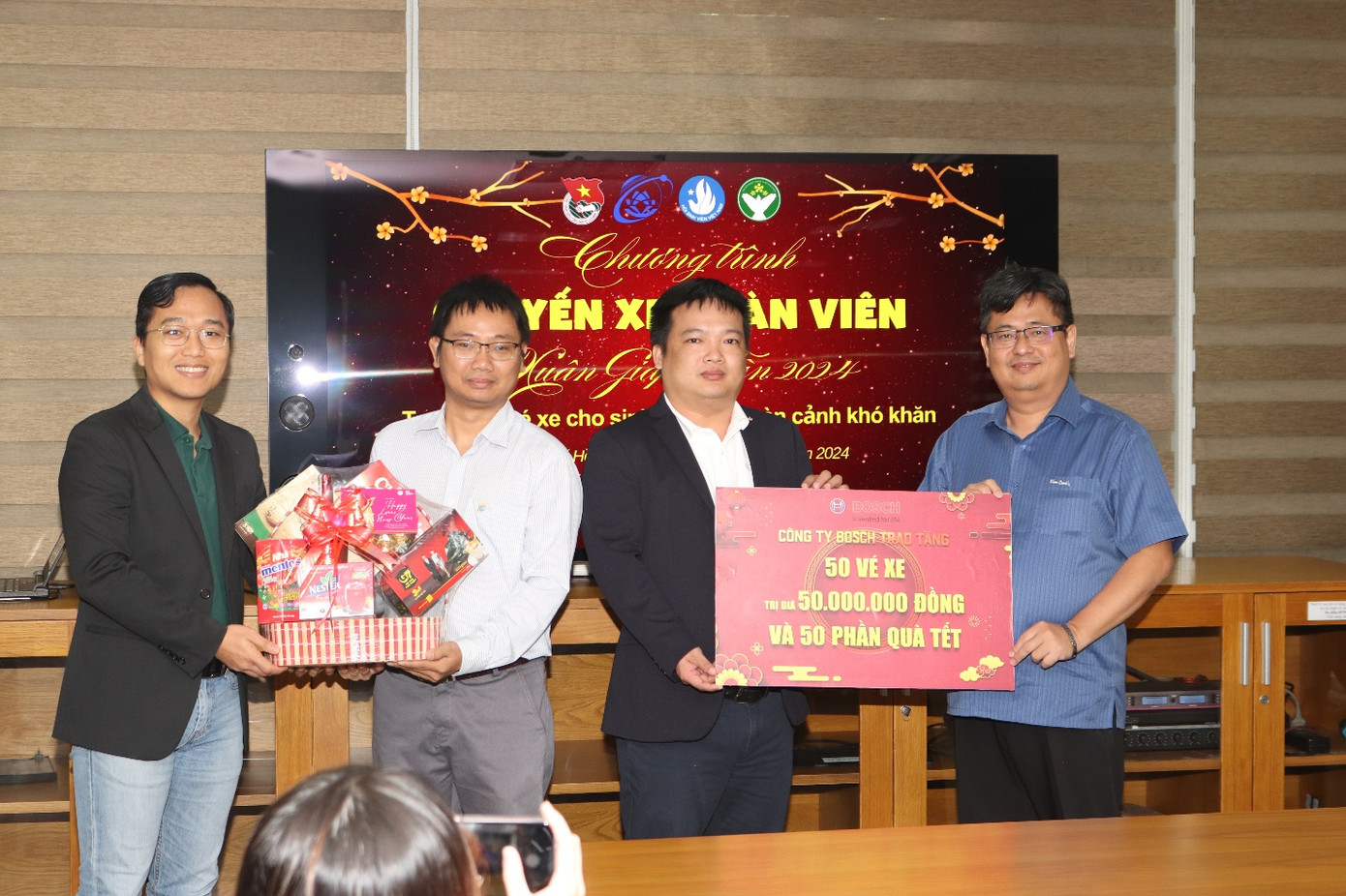 Đại diện công ty TNHH Bosch Global Software Technologies trao bảng tượng trưng tặng vé xe và quà tết cho sinh viên nhà trường. Đại diện công ty TNHH Bosch Global Software Technologies trao bảng tượng trưng tặng vé xe và quà tết cho sinh viên nhà trường.