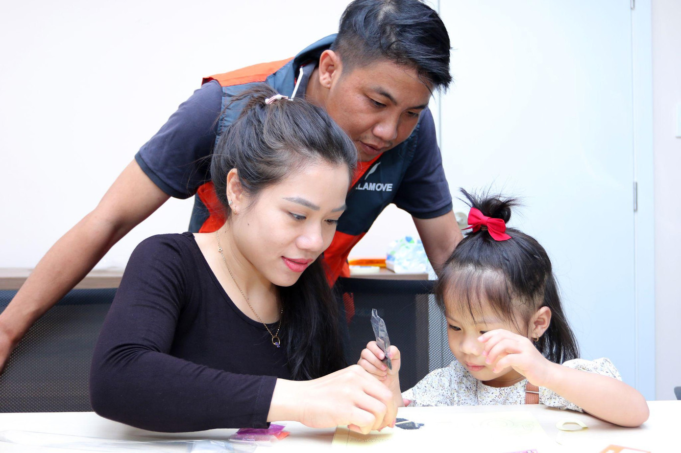 Bác tài Lalamove cùng gia đình cùng nhau tham gia chơi trò chơi, vẽ tranh cát