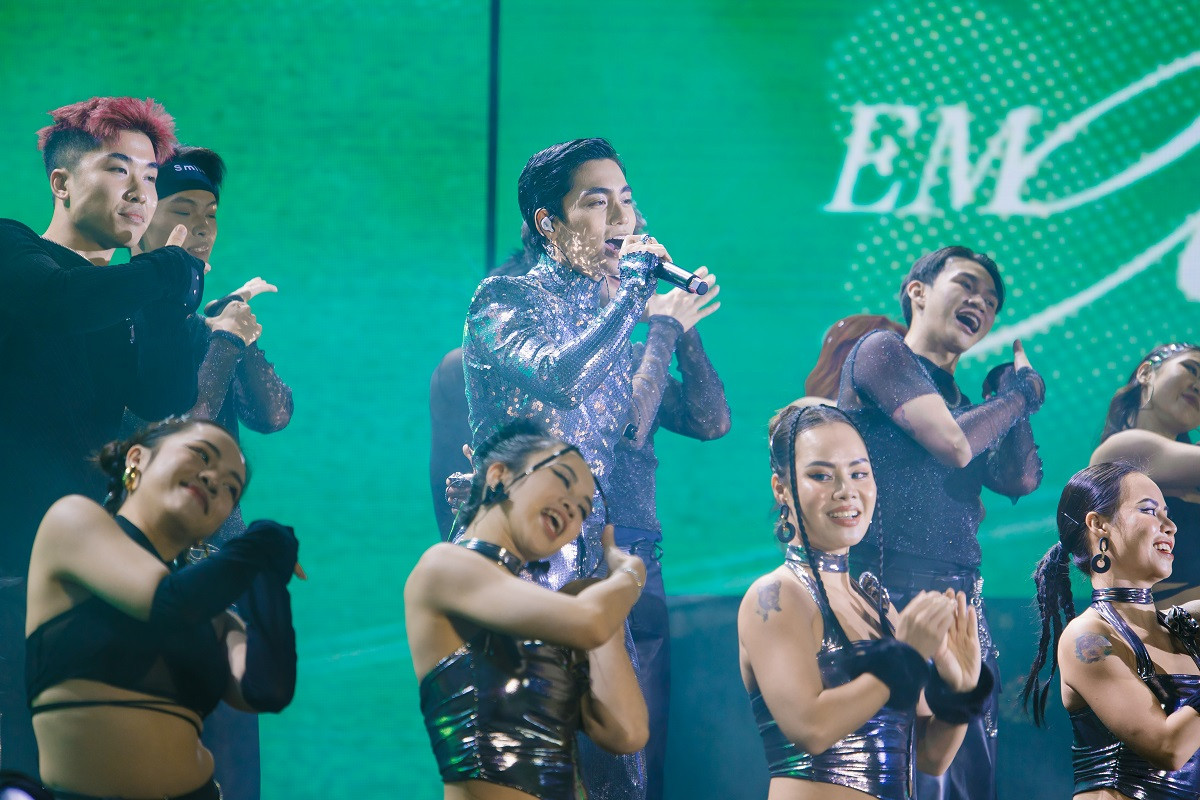 MONO “cháy” hết mình trong giai điệu sôi động, náo nhiệt cùng vũ đoàn với ca khúc “Em xinh” gây bão mạng xã hội những ngày qua