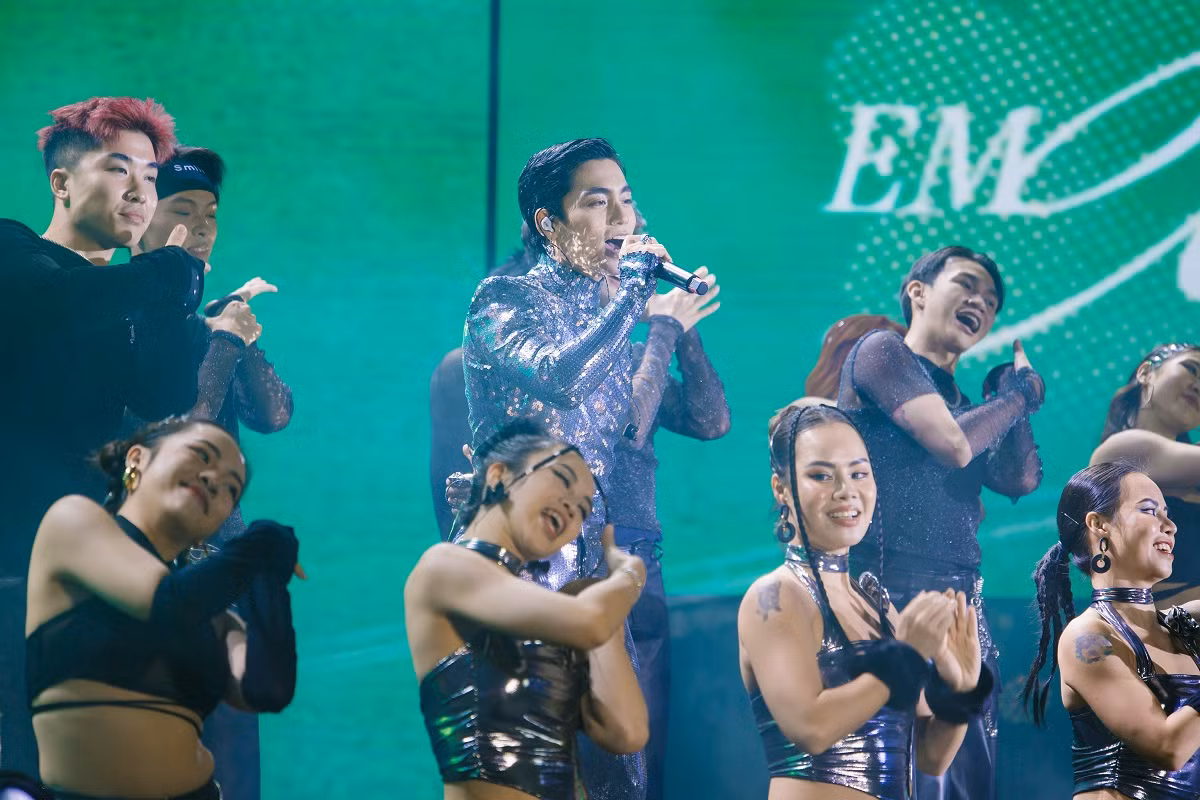 MONO “cháy” hết mình trong giai điệu sôi động, náo nhiệt cùng vũ đoàn với ca khúc “Em xinh” gây bão mạng xã hội những ngày qua
