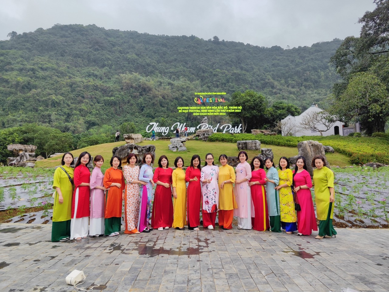 Cán bộ nhân viên Công ty Tiền Phong chụp ảnh check in tại Thung Nham Cán bộ nhân viên Công ty Tiền Phong chụp ảnh check in tại Thung Nham