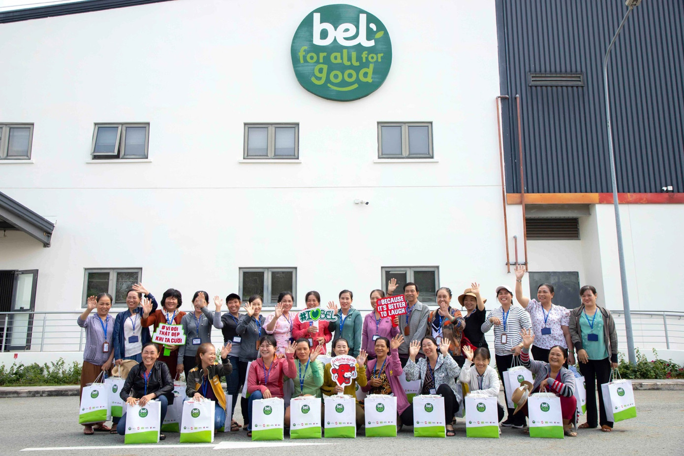 Đông đảo người bán hàng rong được mời tham quan nhà máy của Công ty Bel Việt Nam tại Bình Dương, hôm 12/1.