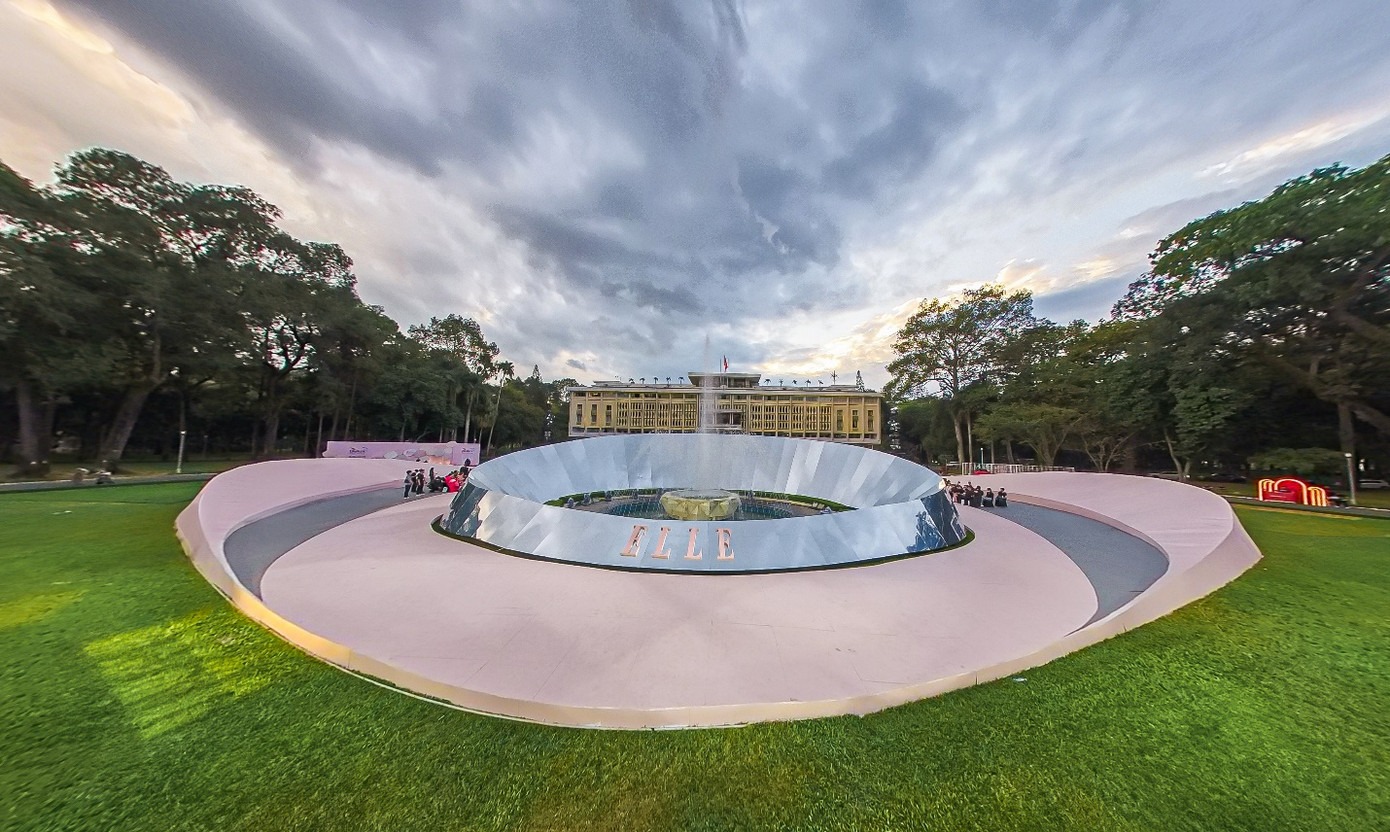 Sàn runway được sơn màu Hồng Khói Ấm là chiếc cầu nối cho cuộc đối thoại nên thơ của kiến trúc và thời trang