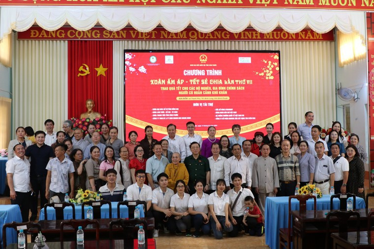 Một số hình ảnh trao từ thiện trong chương trình Xuân ấm áp, Tết sẻ chia lần thứ 7 tại tỉnh Bình Phước Một số hình ảnh trao từ thiện trong chương trình Xuân ấm áp, Tết sẻ chia lần thứ 7 tại tỉnh Bình Phước