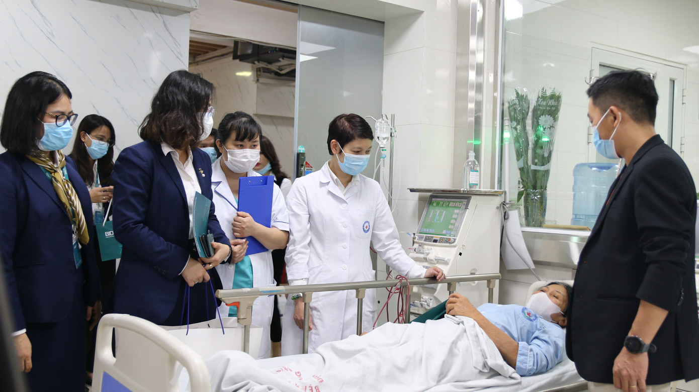 Đại diện Công đoàn BIDV đến tận giường bệnh tặng quà bệnh nhân chạy thận nhân tạo chiều 15/1/2024