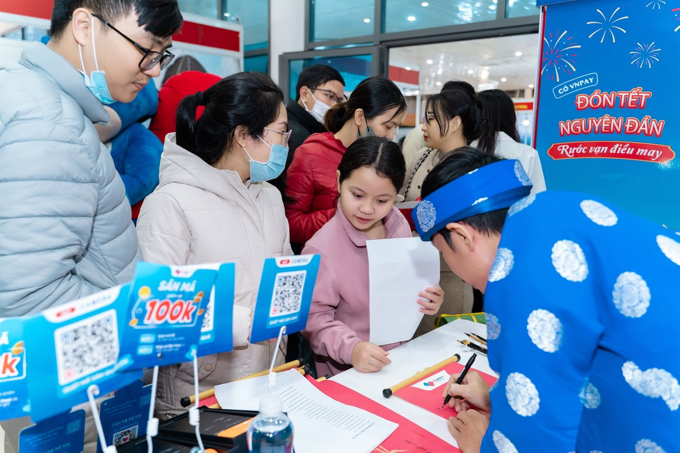 Người dân hào hứng nhận ưu đãi và trải nghiệm nhiều hoạt động thú vị tại các sự kiện Tết. (Nguồn ảnh: VNPAY)