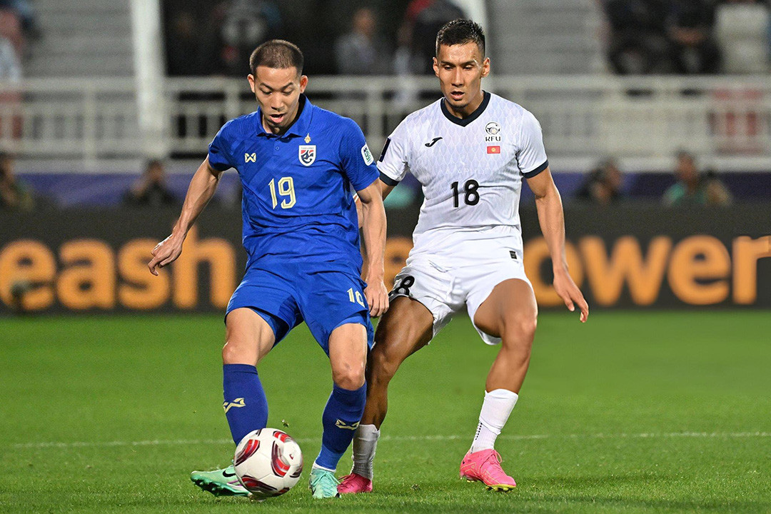 Thái Lan (áo xanh dương) là đội bóng Đông Nam Á duy nhất chiến thắng ở lượt trận đầu tiên Asian Cup 2023. (Ảnh: HECTOR RETAMAL/Getty)