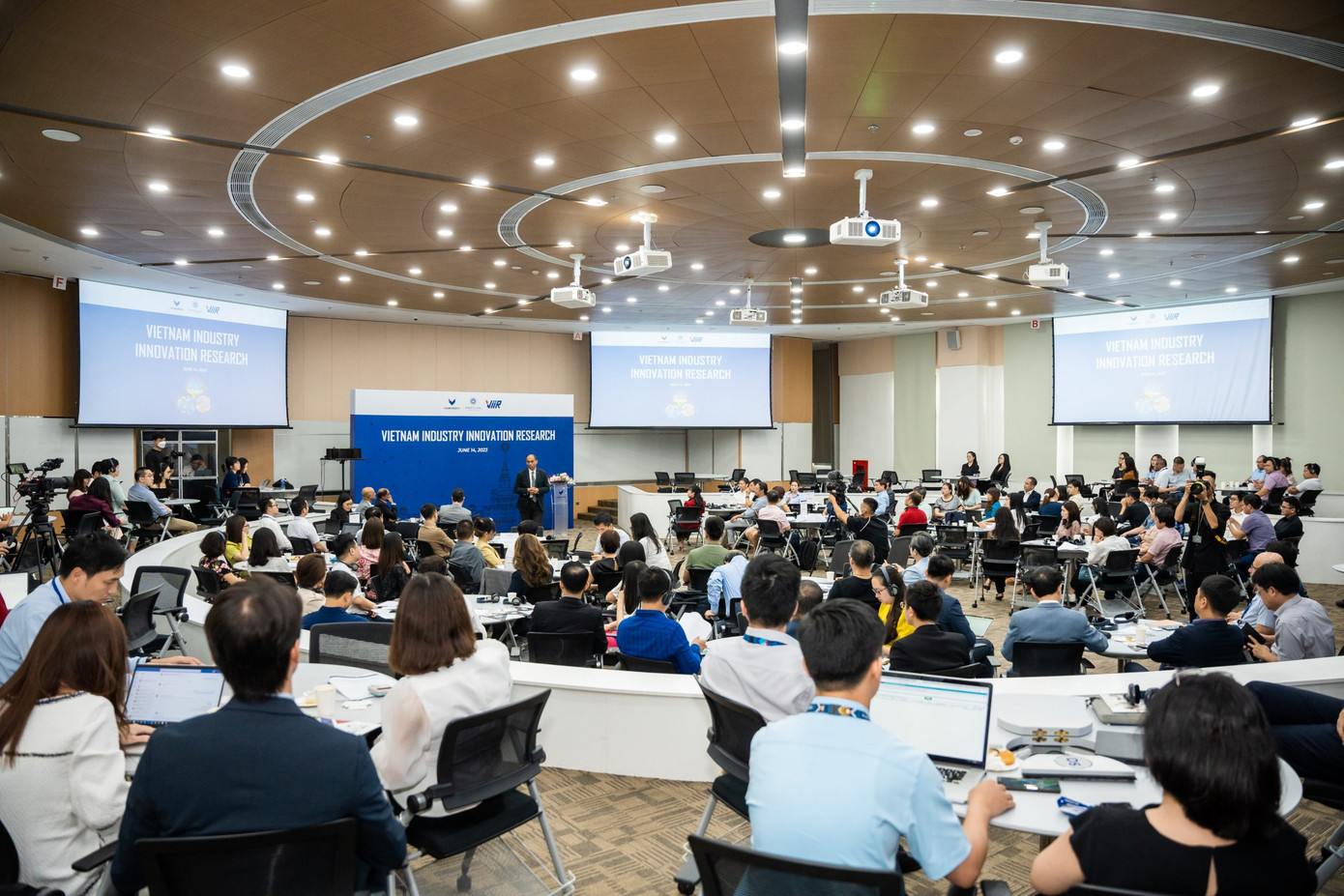 Tháng 6/2023, nhóm nghiên cứu VinUni dưới sự dẫn dắt của GS Soumitra Dutta đã công bố những kết quả khảo sát ban đầu về ĐMST ngành một số lĩnh vực Tháng 6/2023, nhóm nghiên cứu VinUni dưới sự dẫn dắt của GS Soumitra Dutta đã công bố những kết quả khảo sát ban đầu về ĐMST ngành một số lĩnh vực