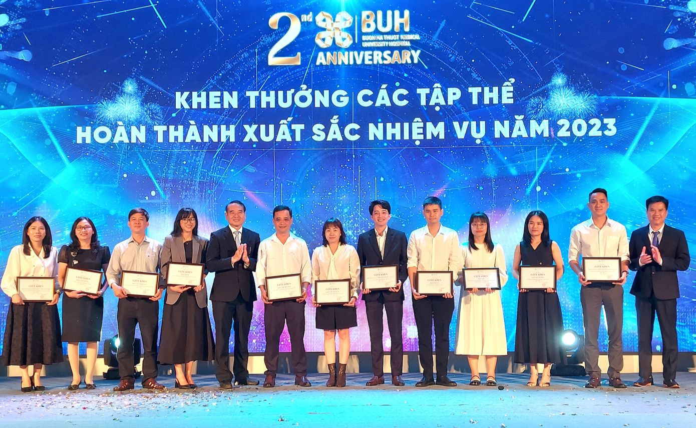 Các tập thể hoàn thành xuất sắc nhiệm vụ năm 2023 được khen thưởng