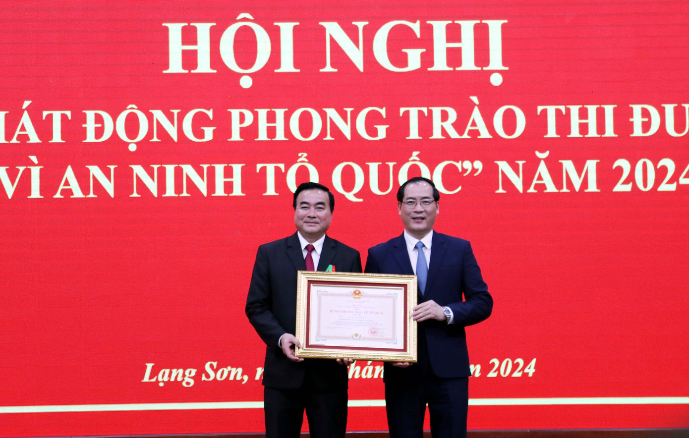 Thừa ủy quyền của Chủ tịch nước, đồng chí Dương Xuân Huyên, Ủy viên Ban Thường vụ Tỉnh ủy, Phó Chủ tịch Thường trực UBND tỉnh (bên phải) trao Huân chương Bảo vệ Tổ quốc hạng Nhì cho Đại tá Nguyễn Trung Thực, nguyên Giám đốc Công an tỉnh .Ảnh: Duy Chiến