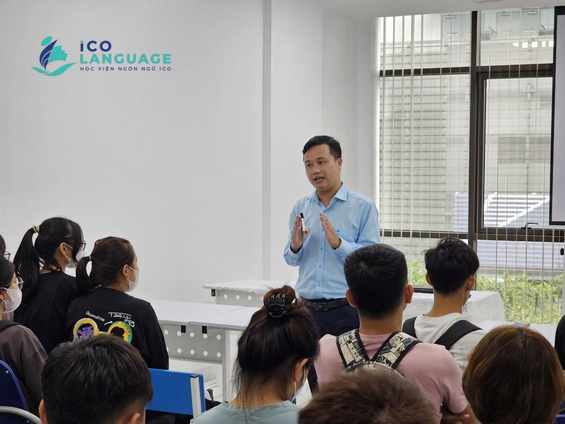 Ông Nguyễn Quang Đức - Tổng Giám đốc ICOLanguage chia sẻ trước phụ huynh và học sinh Ông Nguyễn Quang Đức - Tổng Giám đốc ICOLanguage chia sẻ trước phụ huynh và học sinh