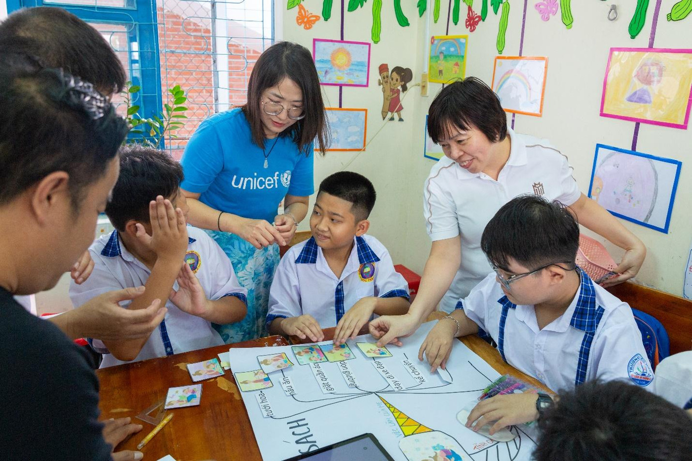 Đại diện UNICEF và Masterise tham gia các lớp học thuộc dự án Innovation for Children trong chuyến đi Sóc Trăng tháng 11/2023. Đại diện UNICEF và Masterise tham gia các lớp học thuộc dự án Innovation for Children trong chuyến đi Sóc Trăng tháng 11/2023.